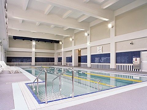 「シルバーレジデンス孔輪閣あけぼの館」の温水プール。リハビリにも有効なプールが設置されている。