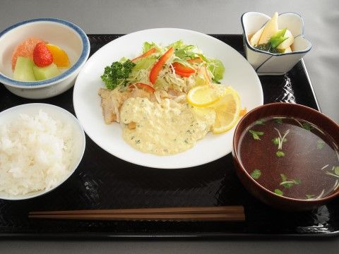 「シルバーレジデンス孔輪閣あけぼの館」のお食事。栄養バランスの良いメニュー豊富なお料理。