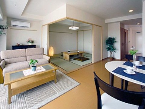 「シルバーレジデンス孔輪閣あけぼの館」の居室（Bタイプ）。各部屋が見渡せる設計になっている。