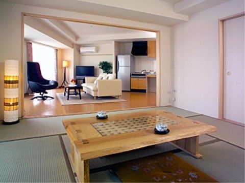 「シルバーレジデンス孔輪閣あけぼの館」の居室（Cタイプ））。畳のスペースも設けられている。