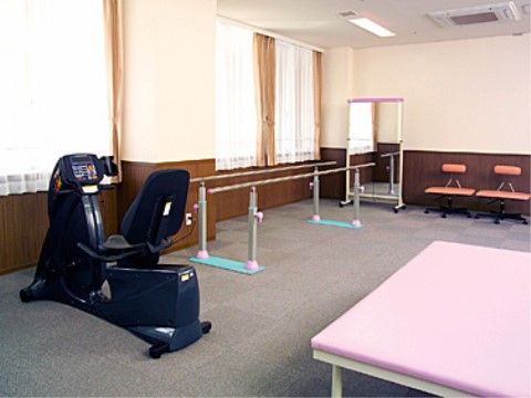 「シルバーレジデンス孔輪閣あけぼの館」のリハビリ用ジム。お身体の調子に合わせて、トレーニングできる。