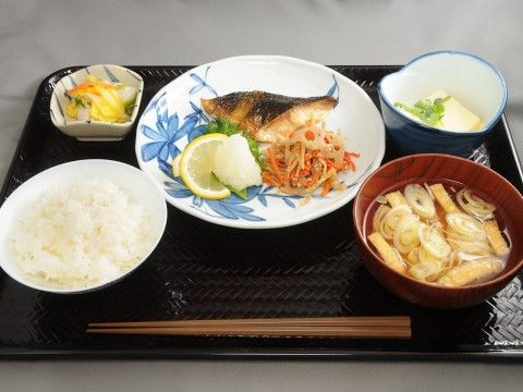 「シルバーレジデンス孔輪閣あけぼの館」の朝食。ヘルシーな和食が楽しめる。