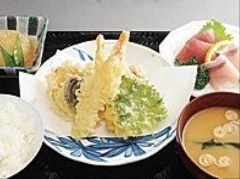 「シルバーレジデンス孔輪閣あけぼの館」の夕食。夕食の天ぷら定食。