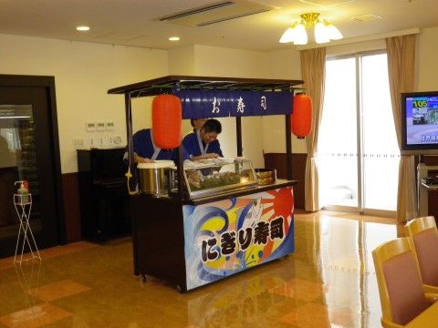 「シルバーレジデンス孔輪閣あけぼの館」のお寿司。お寿司が楽しめる食事イベント。