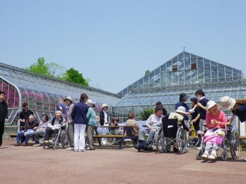 「シルバーレジデンス孔輪閣あけぼの館」の外出。屋外でのイベントも企画している。