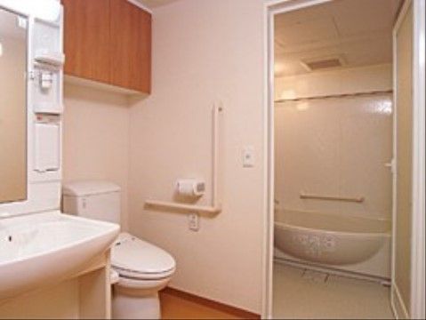 「シルバーレジデンス孔輪閣あけぼの館」のバス・トイレ。緊急時の呼び出しボタンが付けられている。