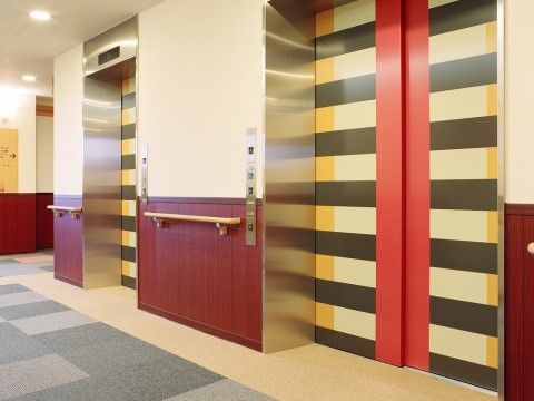 「シルバーレジデンス孔輪閣あけぼの館」のエレベーター。各階へのエレベーターが設置されている。