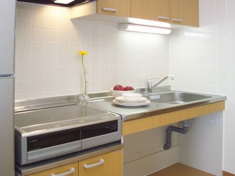 「シルバーレジデンス孔輪閣あけぼの館」のキッチン。車いす対応のキッチン。