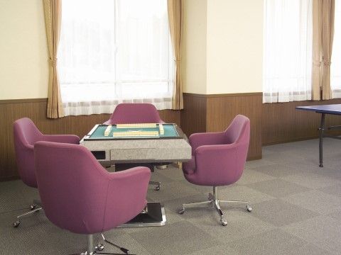 「シルバーレジデンス孔輪閣あけぼの館」の共用スペース。麻雀も楽しめるスペース。