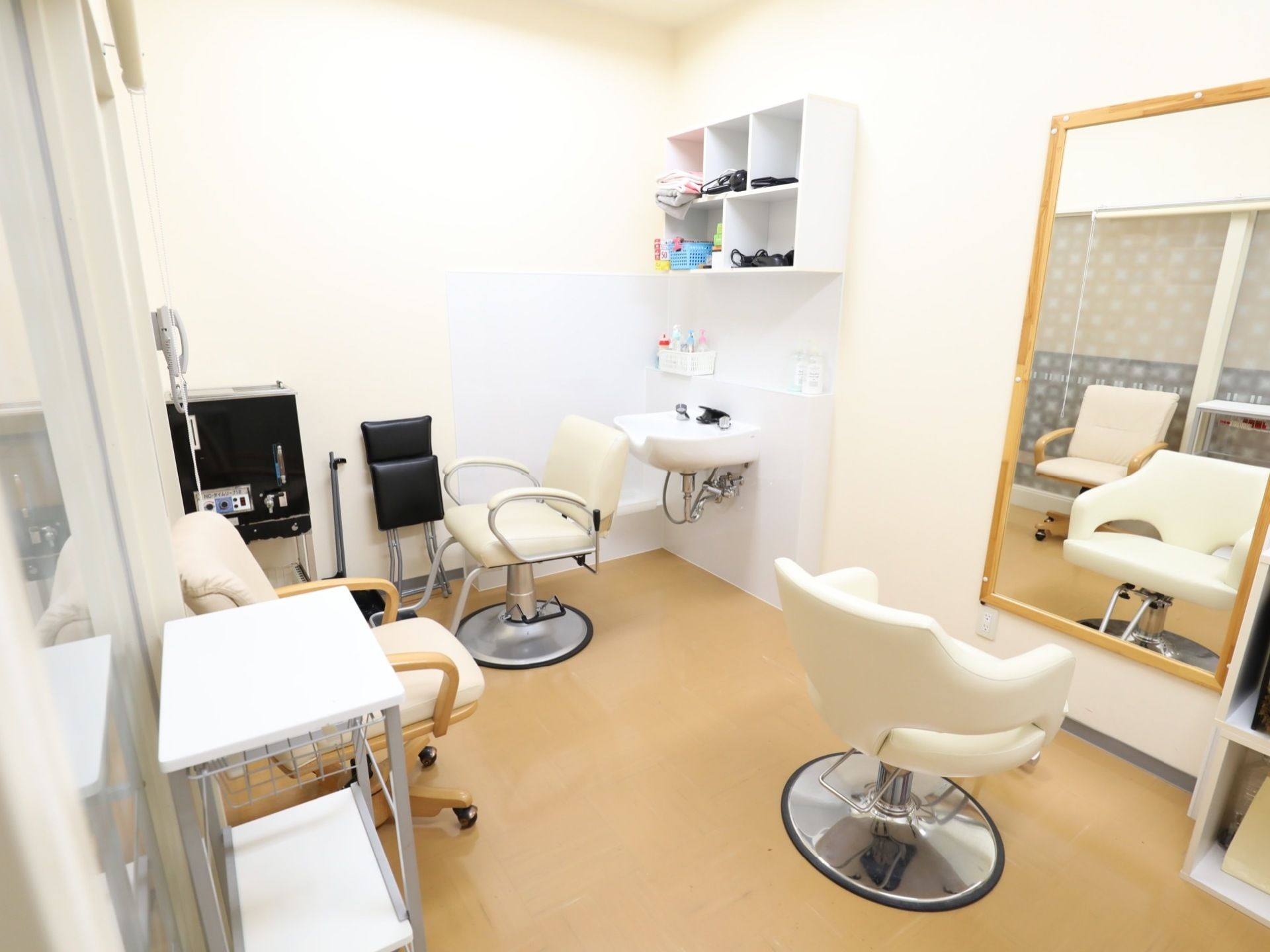 バーバーチェアが設置され、鏡付きの洗面台もある。髪を切るときに使用する小物を運ぶワゴンや整理棚もある。
