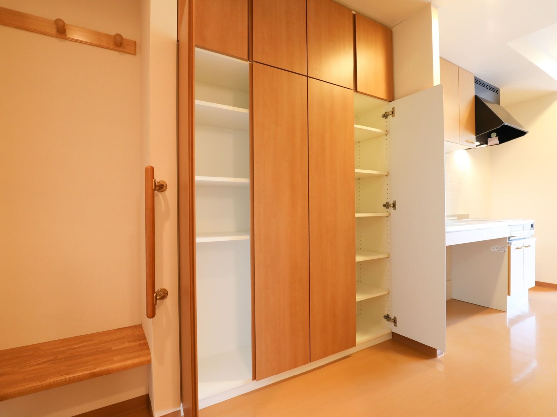 居室にはキッチンとクローゼットがある。キッチンにはＩＨ方式のコンロがついており、コンロの上部には換気扇もある。