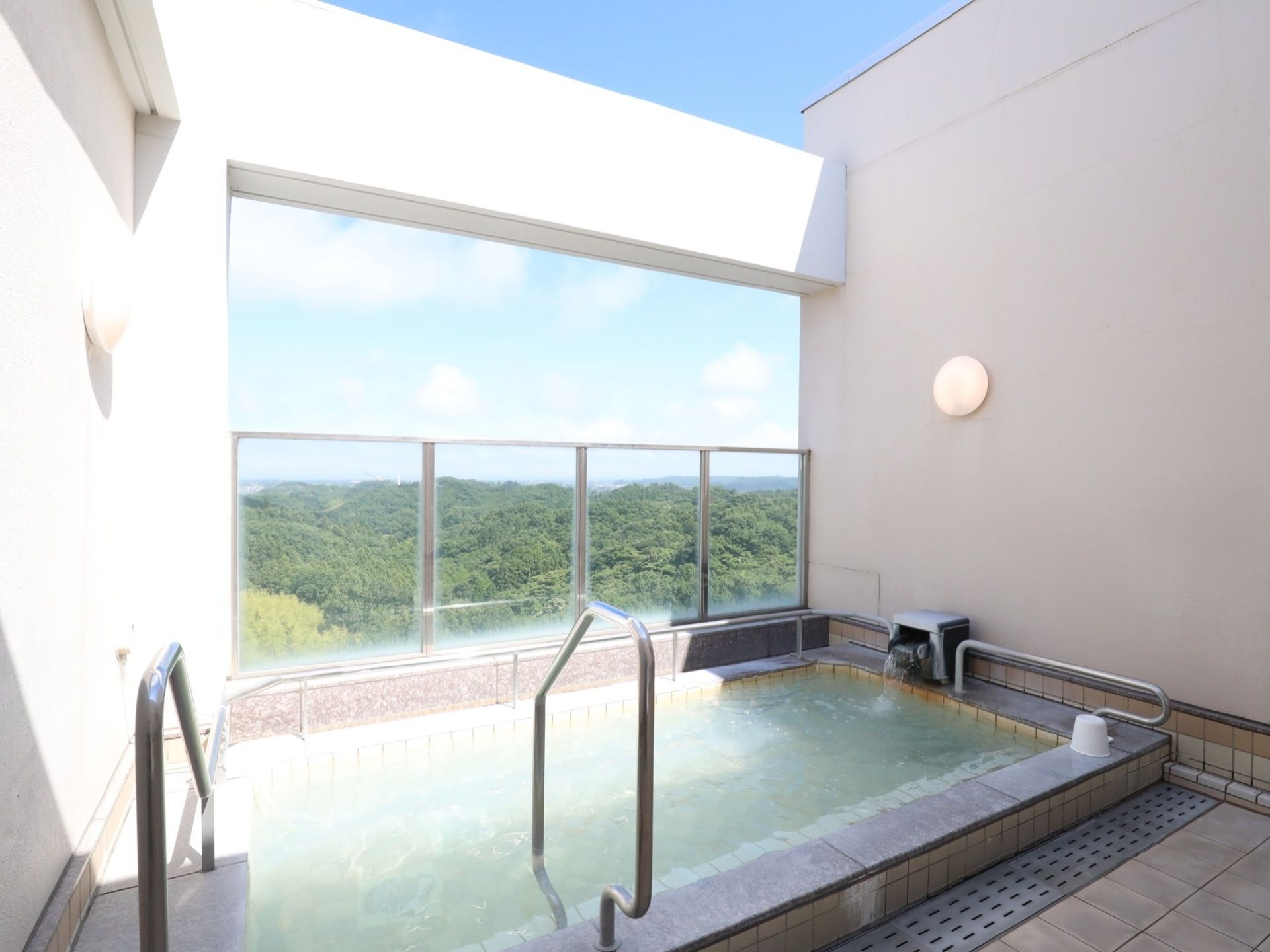 展望露天風呂は広く、大きな浴槽がある。入り口には手すりが付いている。外の景色がみえ、気持ちよく入浴できる。