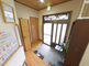介護施設の明るいエントランスホール