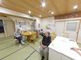 介護施設の居間と利用者の風景