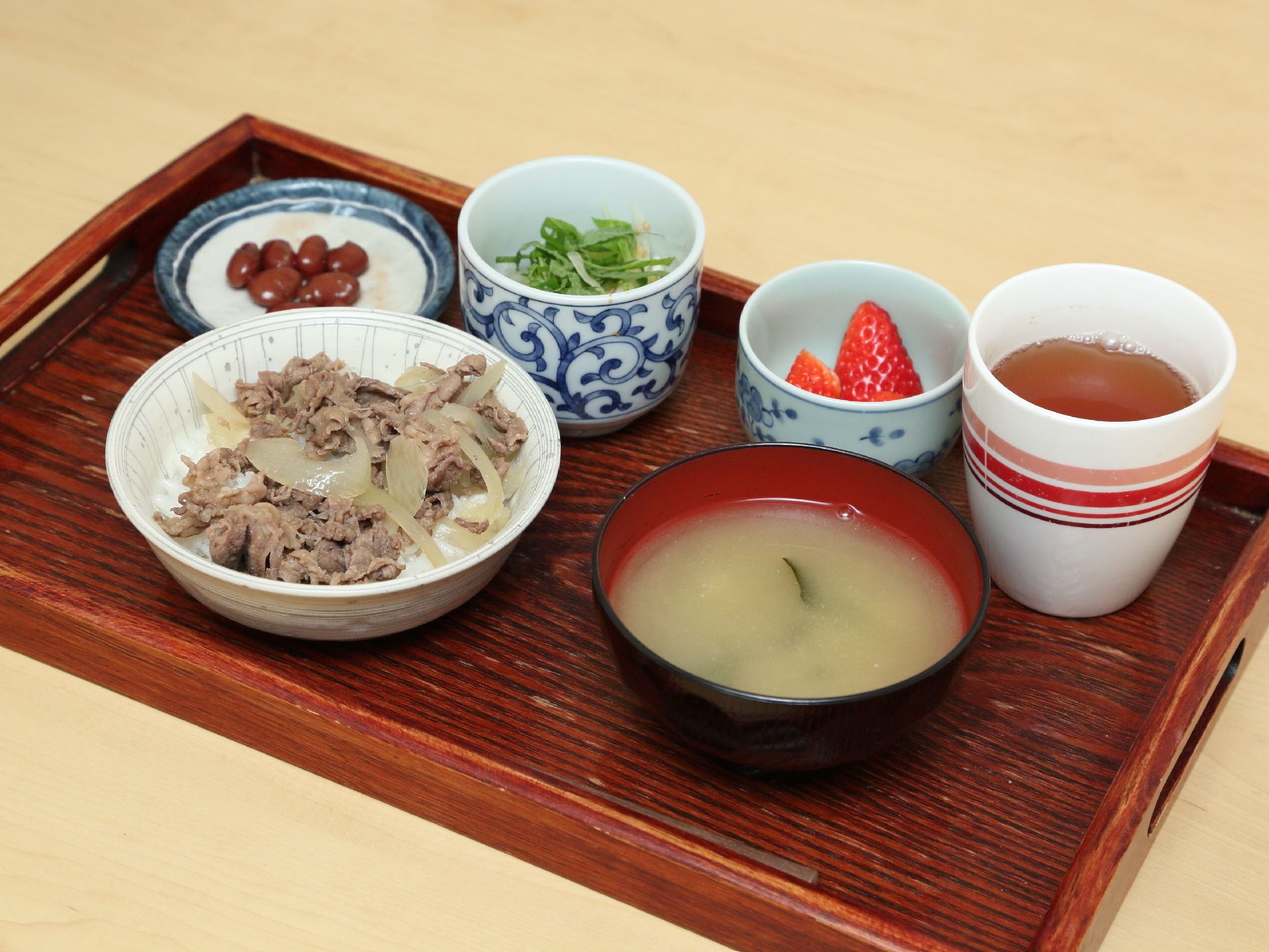 普段家庭で食べているのと同じような内容の献立になっている。季節のフルーツを取り入れたり、甘いものをメニューに加えるなど工夫している。