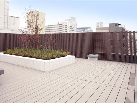 ソラスト台東の屋上。オフィスの屋上のような雰囲気。