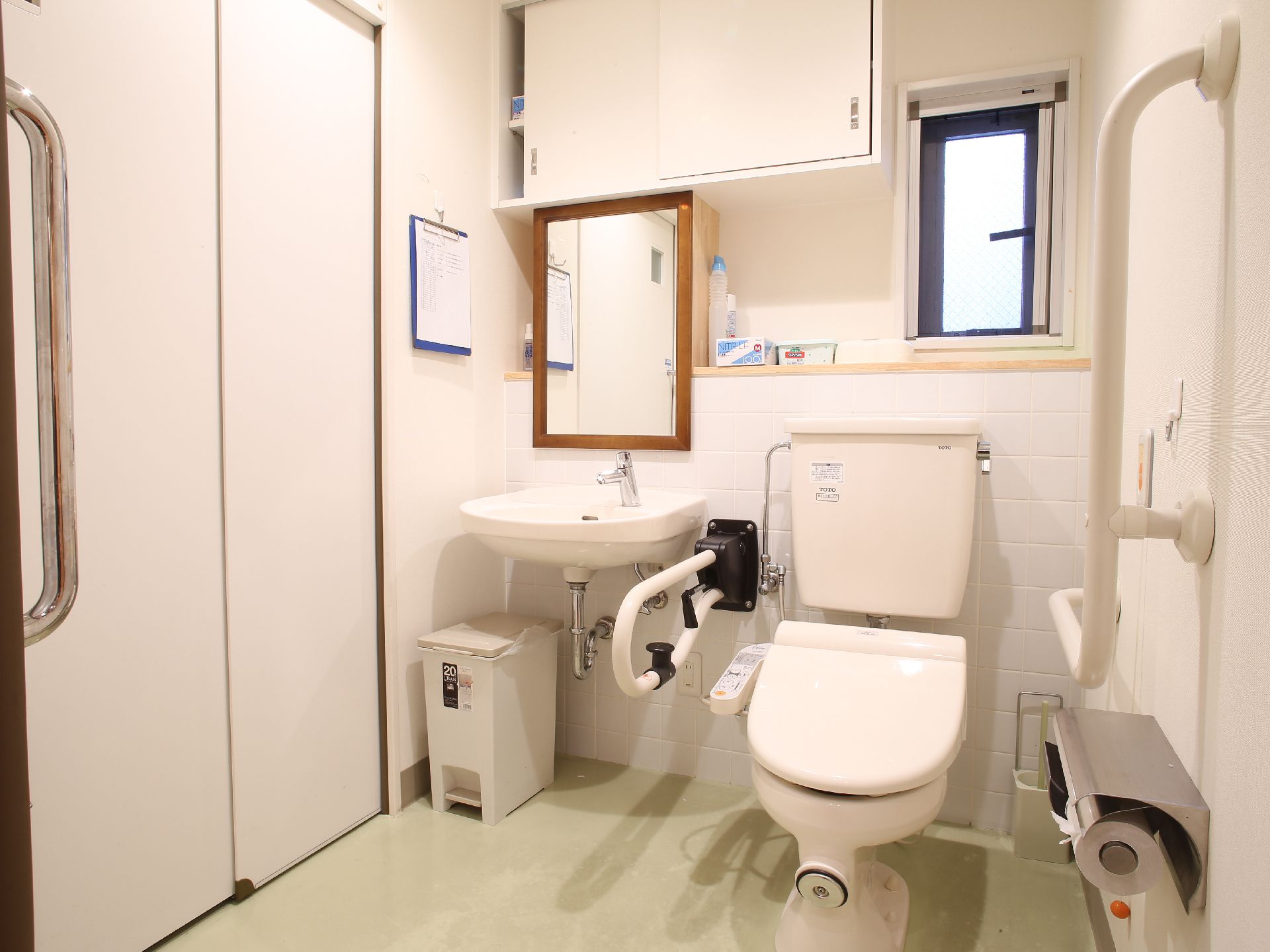トイレと洗面台が一緒になっている。手すりがあり、広いので、車椅子のまま入れる。洗面台には鏡があるので身支度を整えるのに便利。