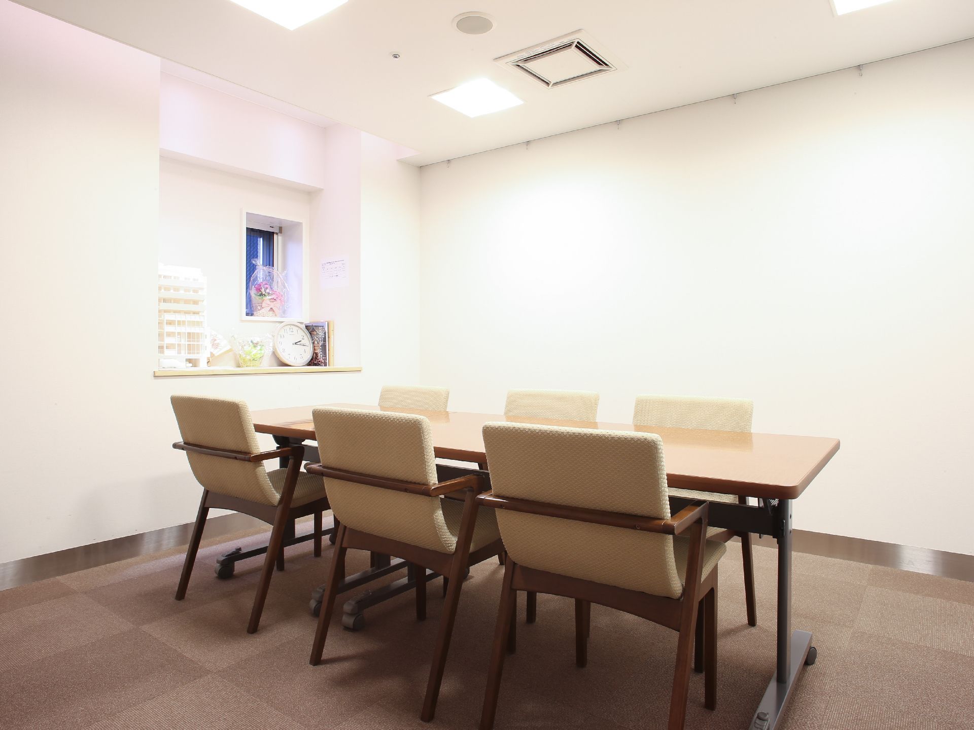 大きめのテーブルといすが設置されているため、入居者同士の交流や趣味・創作活動などいろいろなことに利用できる。