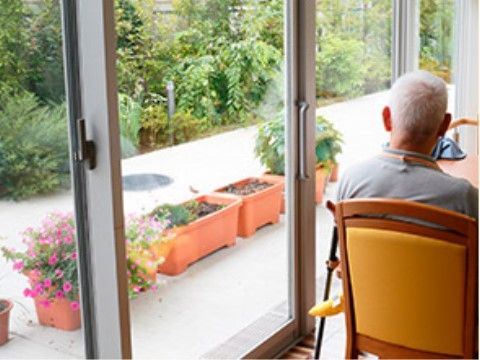 中庭にあるプランターの色とりどりの花を見て楽しむご入居者様