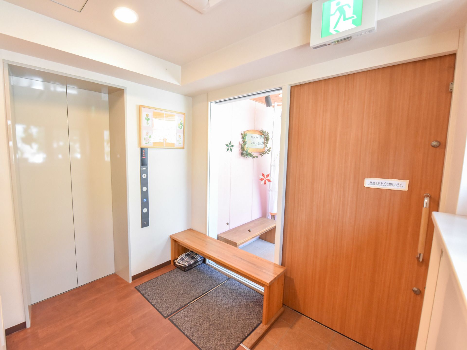 施設内に通じるエレベーターがあり、その前には低いベンチが設置されているので、靴をゆっくり脱ぐことができる。