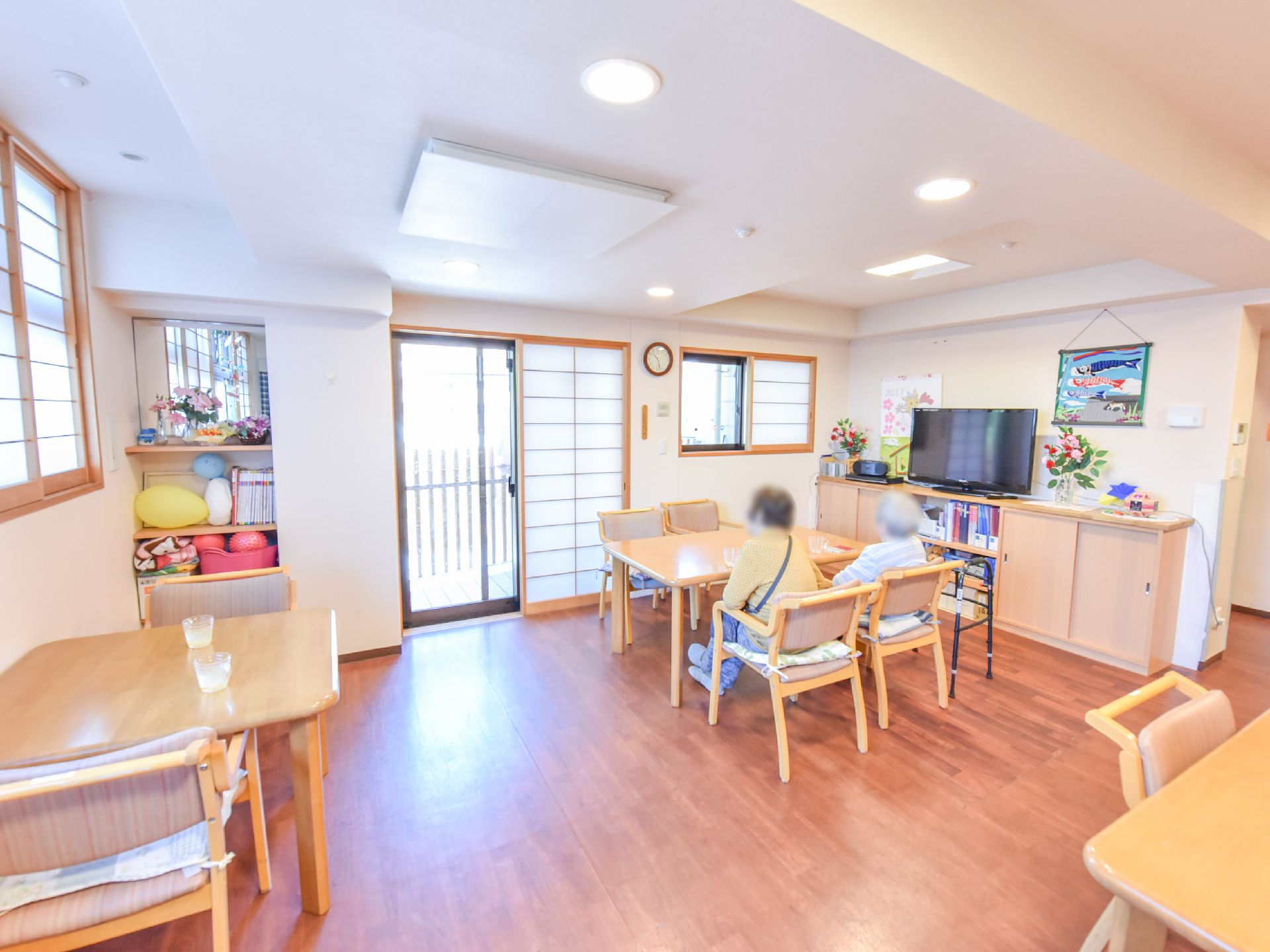 居間にはテレビが設置されている。自宅の居間のような場所なので、入居者同士の交流が自然と広まる空間である。