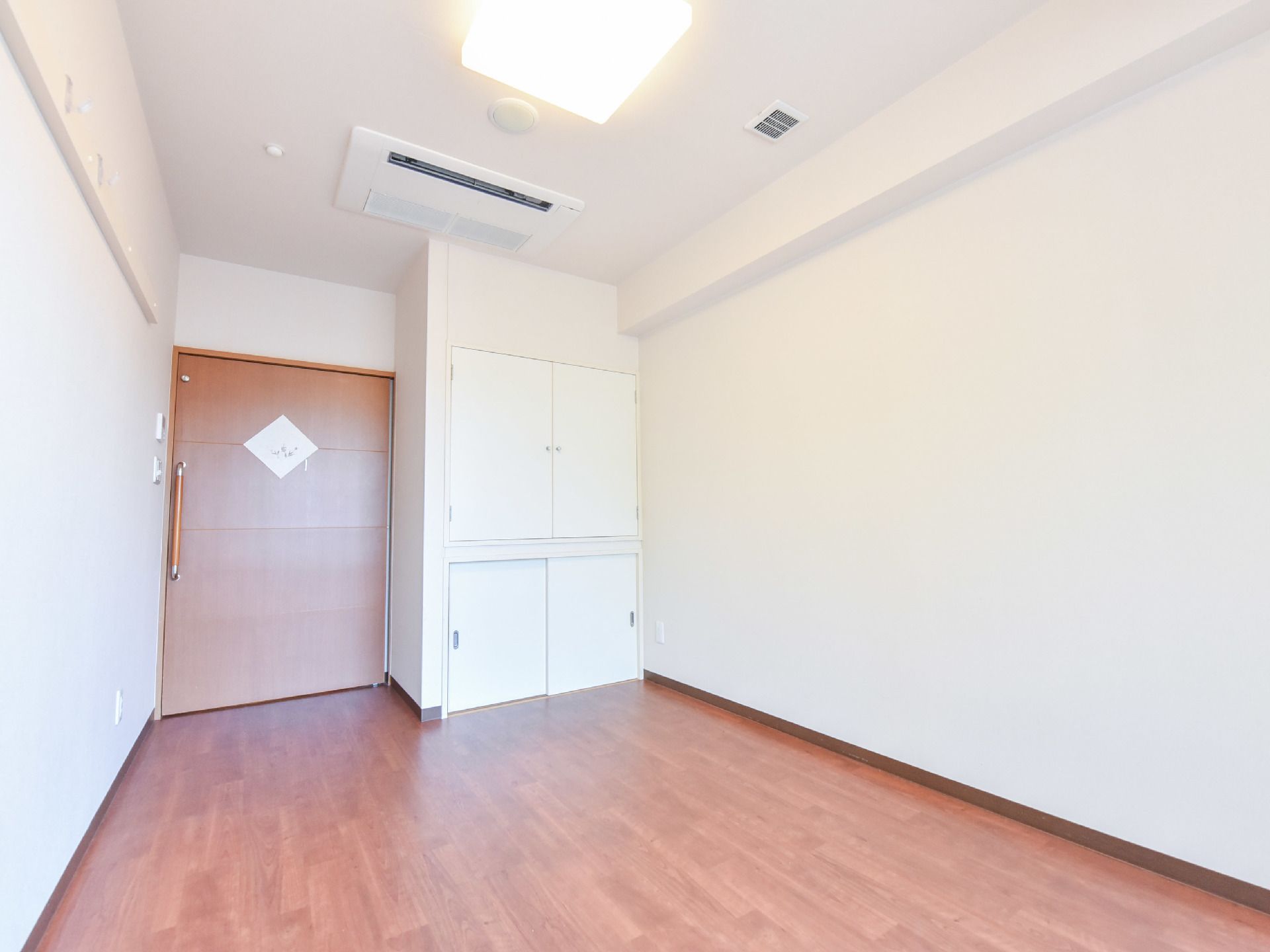 部屋の入り口には大きな引き戸があり、車椅子の方に配慮したつくりになっている。クローゼットがついており、洋服や大切な小物を収納できる。