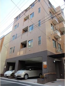 グループホーム石原あやめの外観。４階建ての施設。