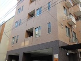 グループホーム石原あやめの外観。４階建ての施設。