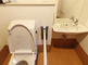 バリアフリー対応の清潔なトイレ設備