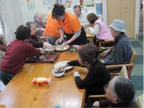 「グループホーム天神あやめ」お食事の風景。入居者様同士、仲良く会話を楽しまれている様子をよくお見かけします。