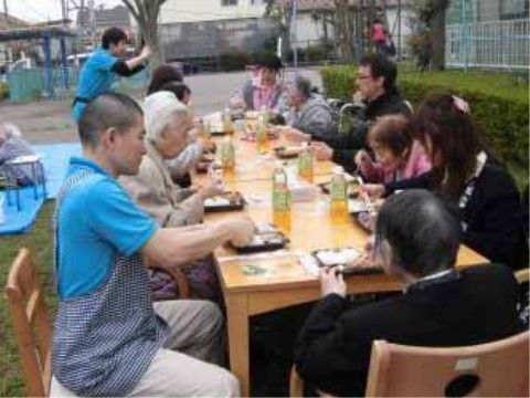 遠足のように、外でお弁当を広げてお食事を楽しむご入居者様