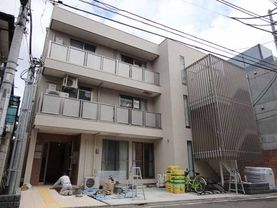 グループホーム鷹番あやめの外観。都会的なデザイン。
