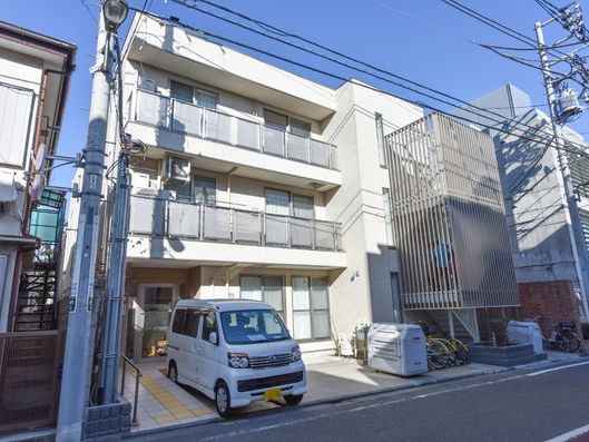 広い道路に面した建物