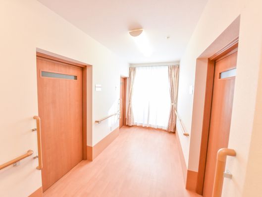 居室前の広く明るい廊下