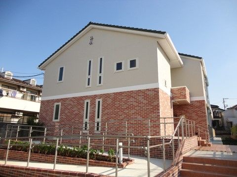 グループホーム砧茶の花の外観。海外の一軒家のようなデザイン。