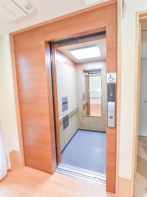 奥行きのあるエレベーター