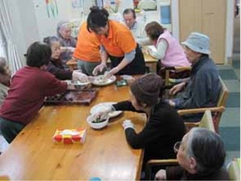 給水器や広い机がある談話室でお菓子作りを楽しむご入居者様