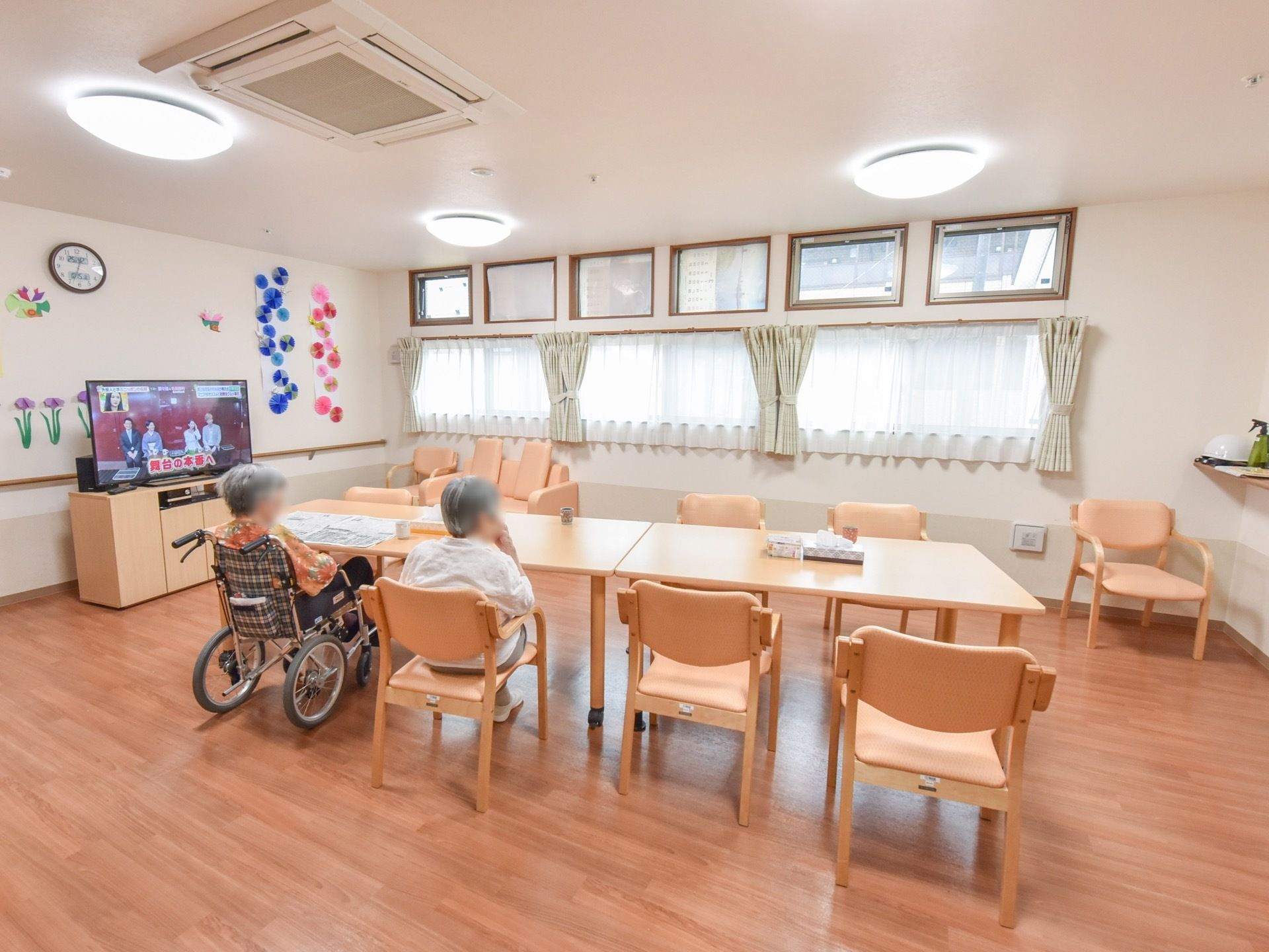 広々とした談話室には、テーブルや椅子、ソファ、テレビが設置してある。入居者様はのんびりテレビを見ることや、読書をして暮らすことができる。