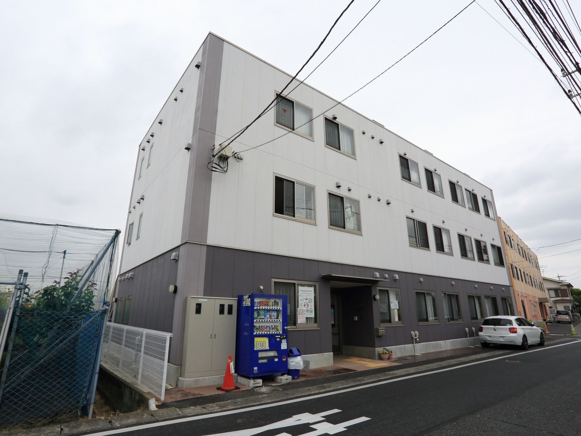 施設のエントランスは奥まった造りになっているので、道路に面した立地でも安全に出入りすることができる。