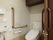 清潔なトイレには、温水洗浄便座器や手洗い場が完備されている。安全に立ち座りをしていただける、L字型手すりが設置されている。