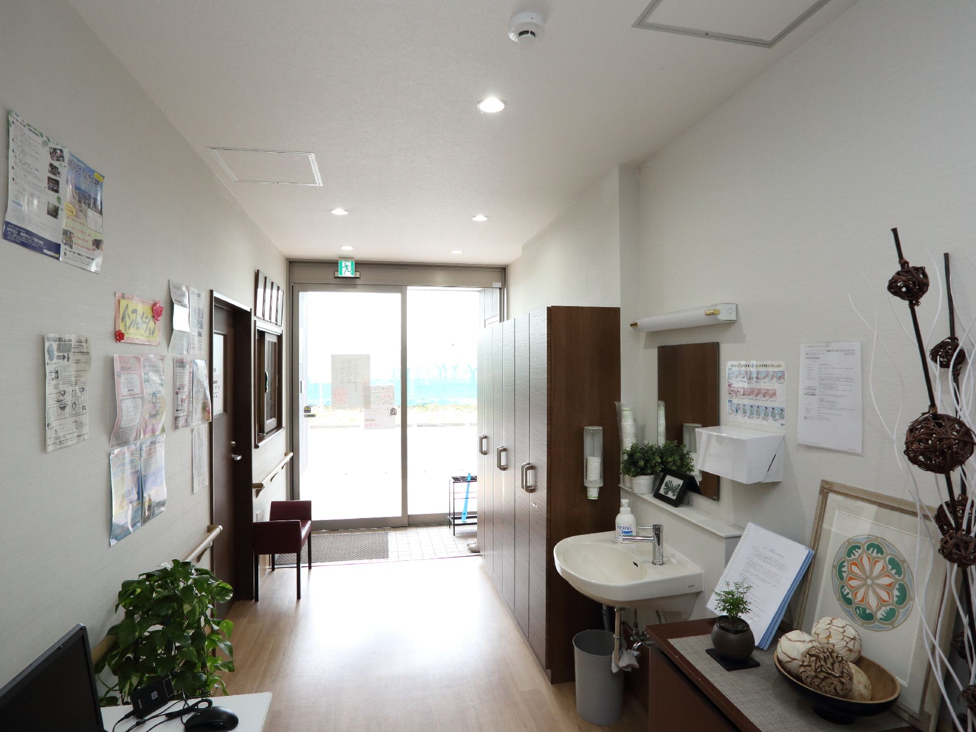 泥落としマットや洗面所などの清潔に入館する工夫が施された入り口