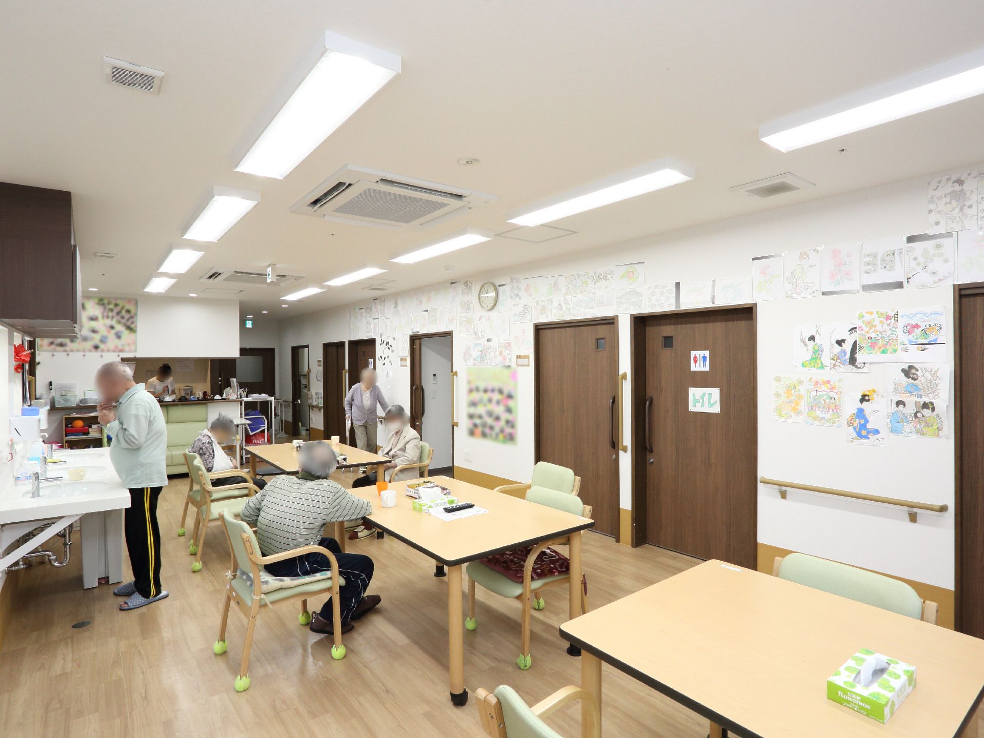 トイレや洗面所が十分に設置された、広い机がある食堂