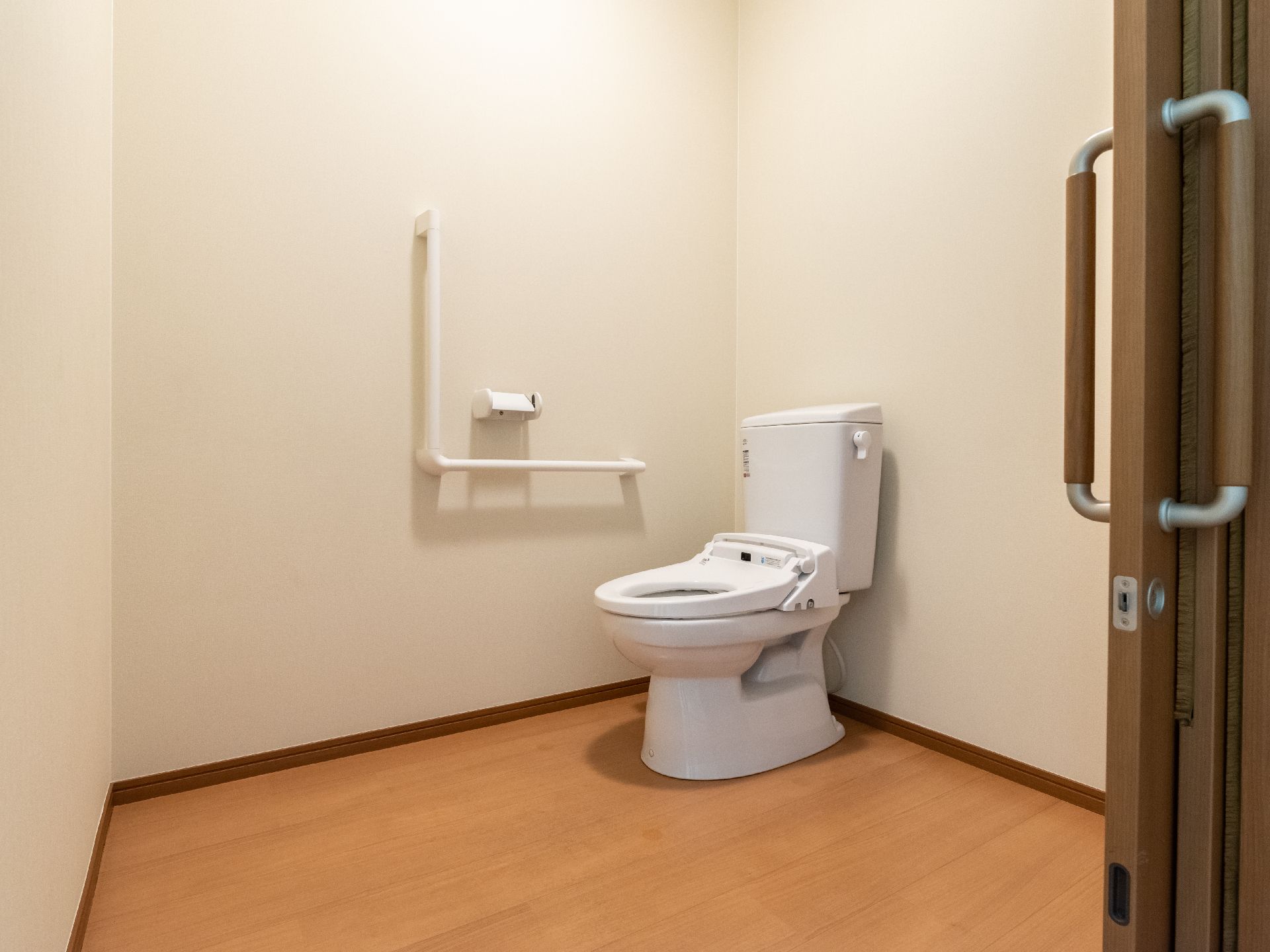 白い壁の部屋に設けられた洋式便器