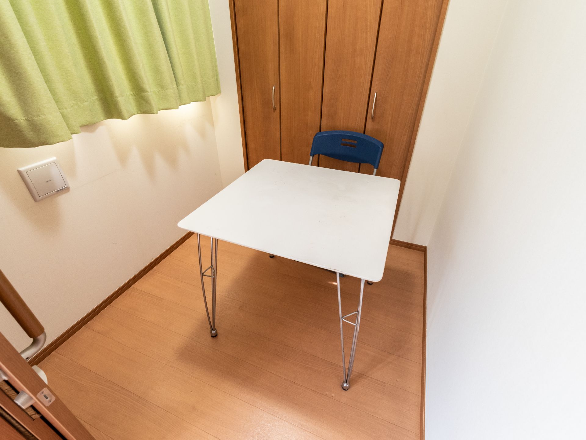 白い机が置かれた白い部屋