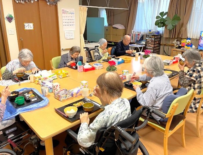施設の名前が書いてある介護施設の外観