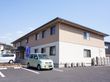 駐車スペースがある。2階建ての建物である。入口までスロープになっており、車椅子の人の安全面が考えられている。
