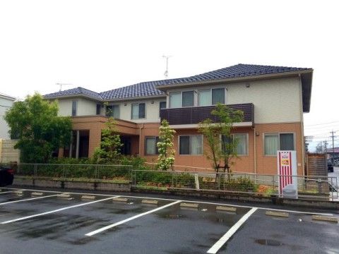 入口付近に自動販売機や手すり付きのスロープを採用した施設