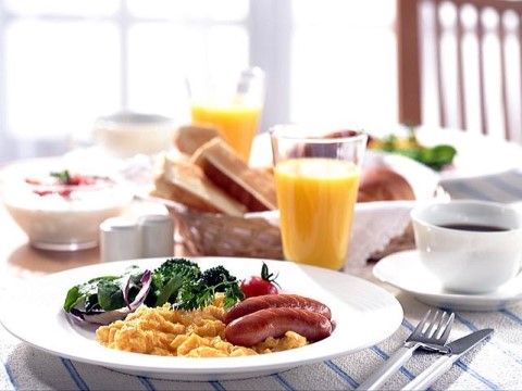 スクランブルエッグとウィンナーや野菜がもられた、洋食タイプの朝食