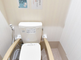 手すり付き清潔なトイレの部屋