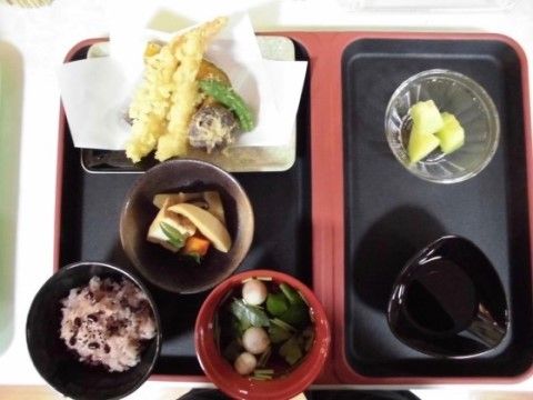 「エスケアリビング墨田」のお食事。季節感のあるお食事を提供している。